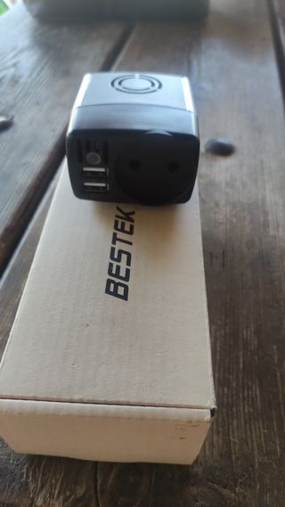 Inversor de corriente con USB y enchufe