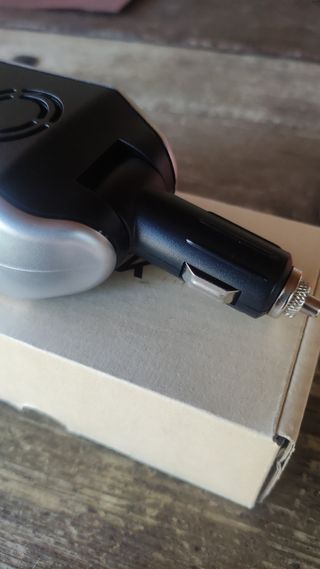 Inversor de corriente con USB y enchufe