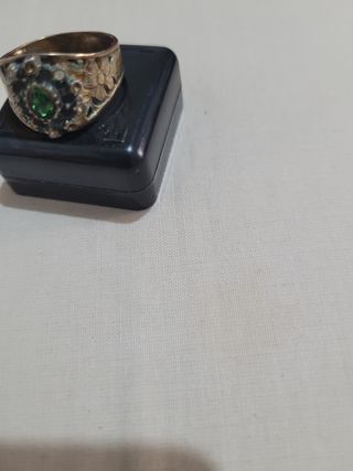 Anillo dorado con piedra verde