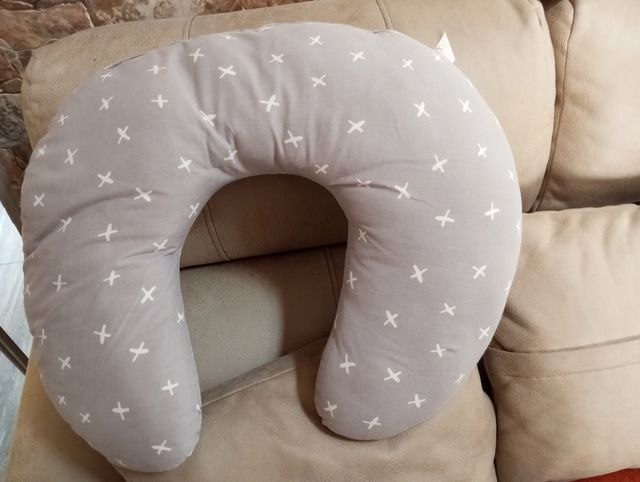 Cojín de lactancia gris con cruces blancas