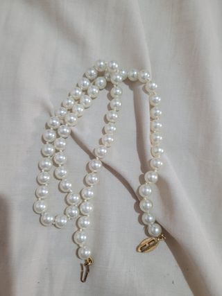 Collar de perlas con cierre dorado