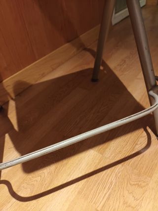 Sillas altas de madera y metal