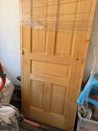 Puerta de madera maciza