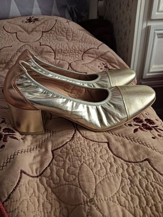 Zapatos de tacón dorados para mujer