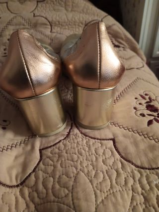 Zapatos de tacón dorados para mujer