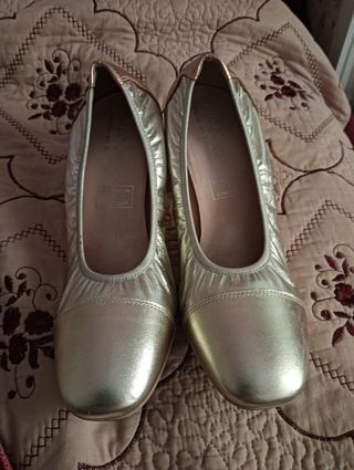 Zapatos de tacón dorados para mujer