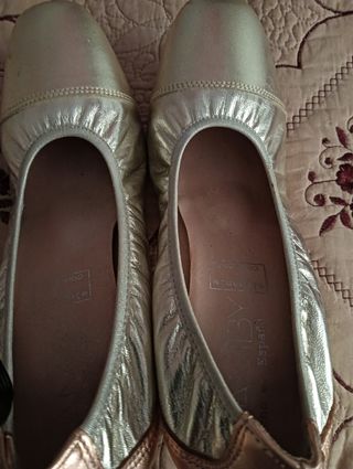 Zapatos de tacón dorados para mujer