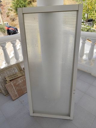 Ventanas y premarcos blancos