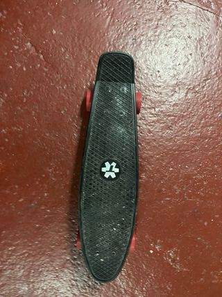 Monopatín negro con ruedas rojas Tijuana 

