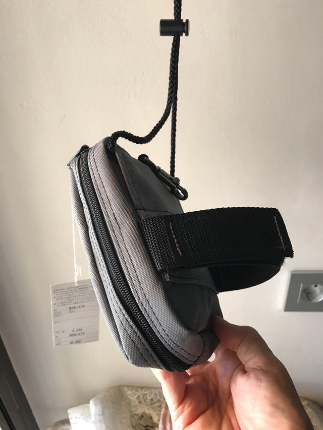 riñonera New Balance gris