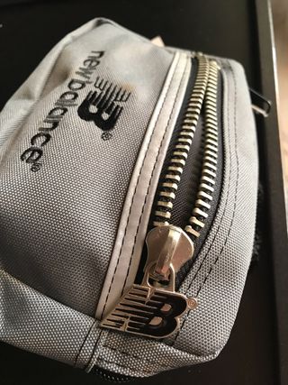 Bolso cinturon New Balance gris