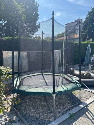 Tappeto elastico con rete di protezione