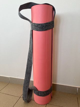 Esterilla de yoga rosa con correa