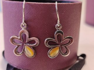 Pendientes de plata con flor y piedra ámbar