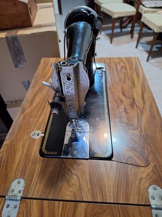Máquina de coser Alfa antigua