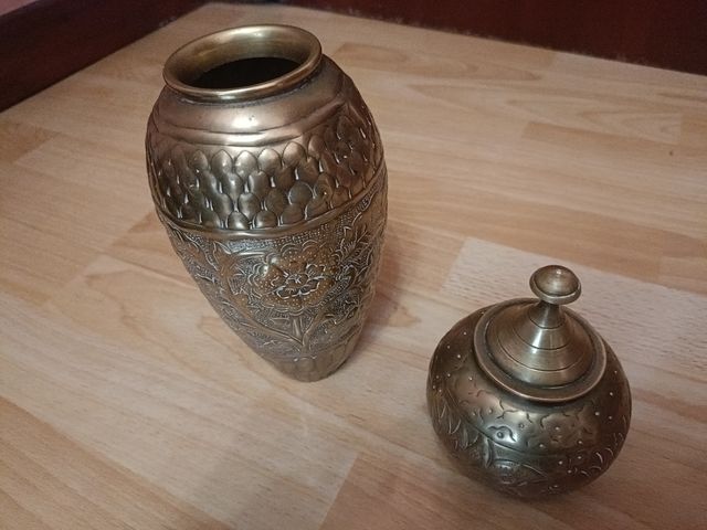 Jarrón y azucarero de bronce tallado