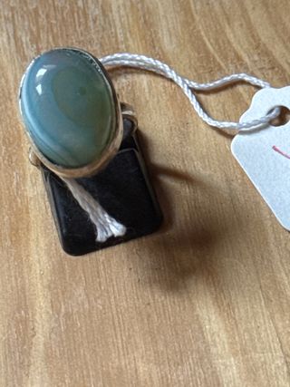 Anillo artesanal piedra azul claro natural