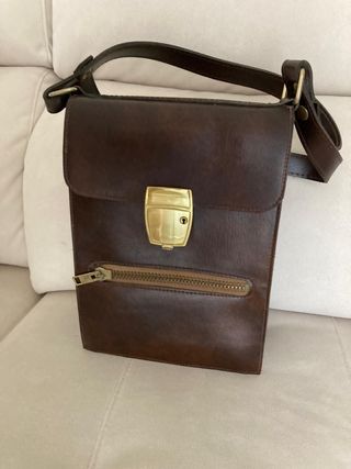 Bandolera de piel marrón con detalles dorados