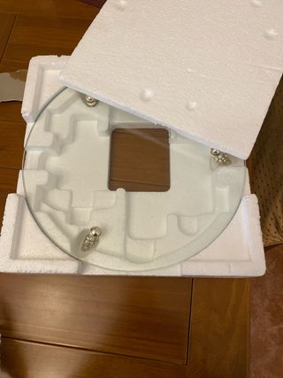 Piatto in vetro e palette in argento per dolci.
