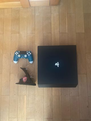PS4 Pro con mando y soporte para mando