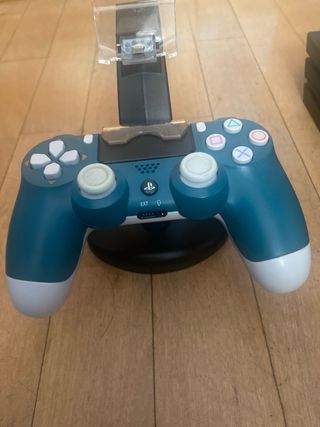 PS4 Pro con mando y soporte para mando