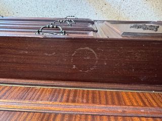 Armario antiguo de madera y cristal
