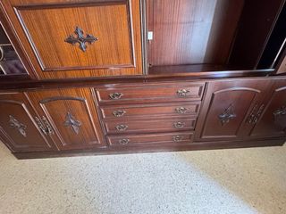 Armario antiguo de madera y cristal