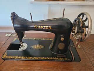Máquina de coser Singer antigua con mueble