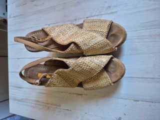 Tacones Beige y Dorados