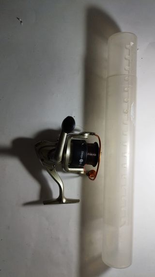 Carrete de pesca + tubo protector flotadores
