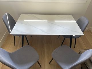 Mesa y 4 Sillas Comedor