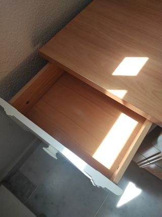 Escritorio y mesita auxiliar de madera