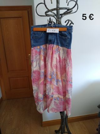 Falda vaquera con estampado floral