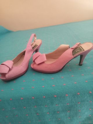 Zapatos de salón rosas con lazo