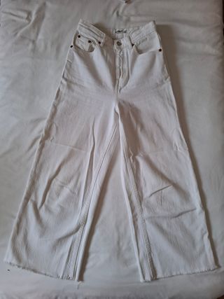 Pantalón vaquero Pull&Bear blanco pata ancha