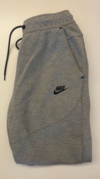 Pantalón Nike Tech Gris