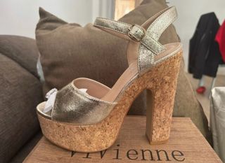 Sandalias de tacón doradas con plataforma