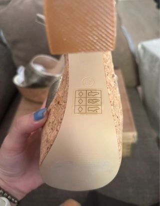 Sandalias de tacón doradas con plataforma