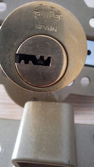 Cerrojo de seguridad con llaves y tornillos