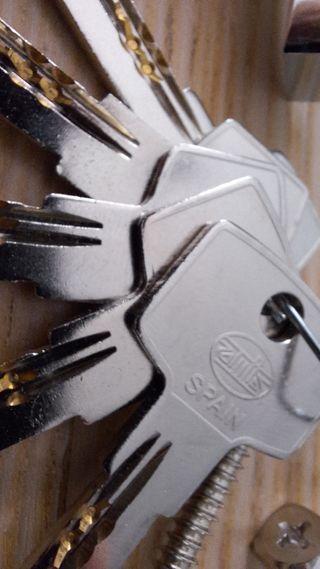 Cerrojo de seguridad con llaves y tornillos