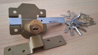 Cerrojo de seguridad con llaves y tornillos