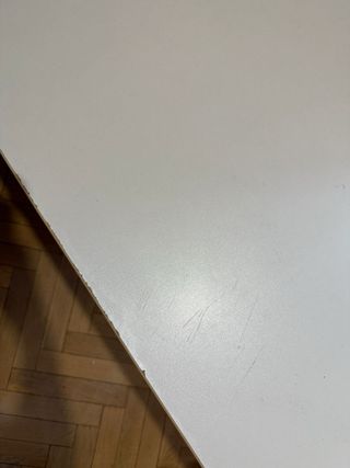 Mesa infantil blanca.