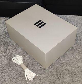 Adidas. Scatola Beige.  Lacci nuovi inclusi