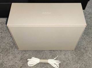 Adidas. Scatola Beige.  Lacci nuovi inclusi