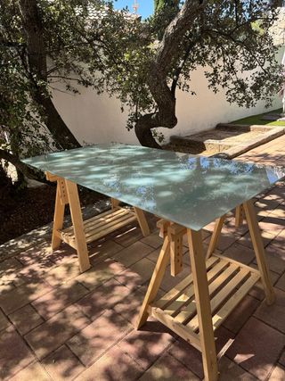 Mesa de escritorio de madera y cristal