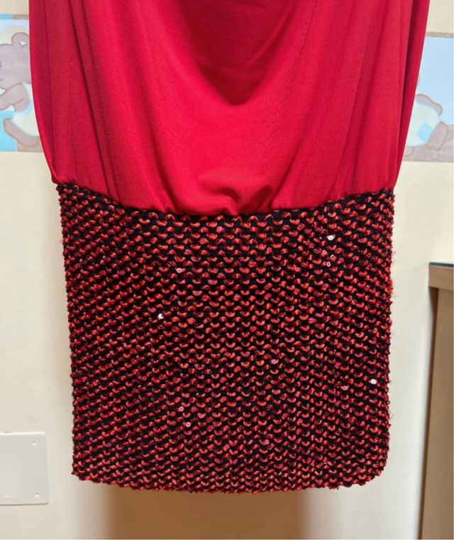 Vestido rojo corto con brillantes