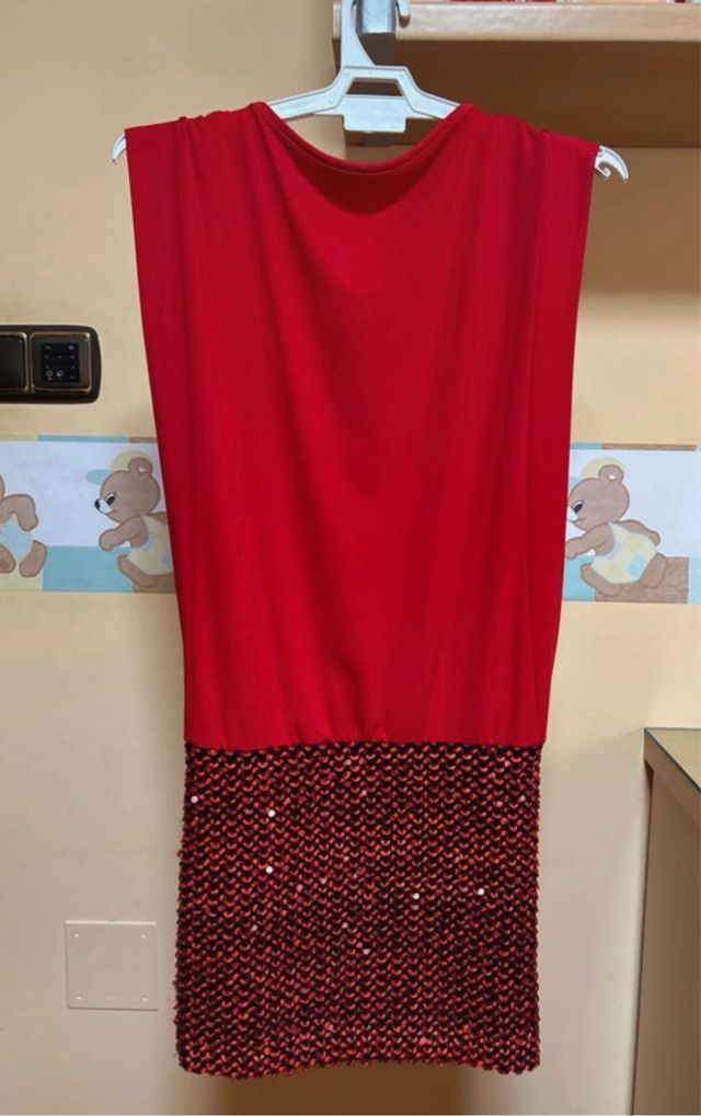 Vestido rojo corto con brillantes