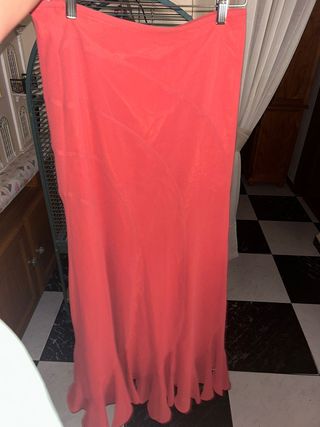 Conjunto rojo con pañuelo y detalles plateados