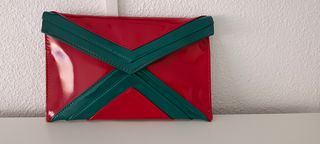 Bolso de mano rojo y verde