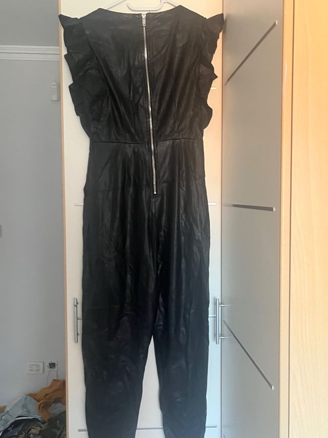 Buzo de polipiel negro con volantes